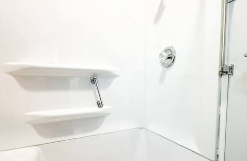 Dayton House | Spacious 4 bedroom, Sleeps 8 w/7 Beds + Parking