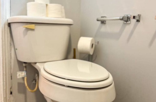 Dayton House | Spacious 4 bedroom, Sleeps 8 w/7 Beds + Parking