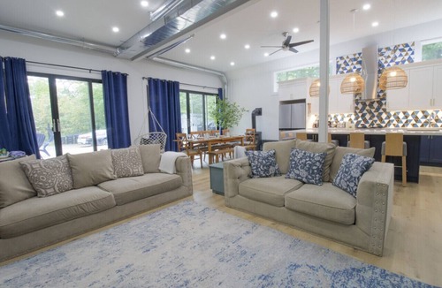 Lafontaine House | Spacious 4 Bedroom- Steps to Beach