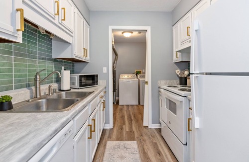 Murray Hill House | Spacious 4-bedroom Townhome! East End!