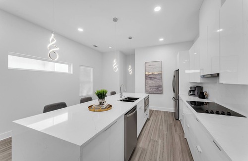 West Dallas House | Spacious 4-bedroom townhome with AC and WiFi in lovely Downtown Dallas