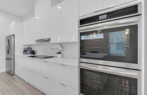 West Dallas House | Spacious 4-bedroom townhome with AC and WiFi in lovely Downtown Dallas