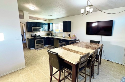 Skies West House | Spacious 4-bedroom house in terrific Albuquerque with AC