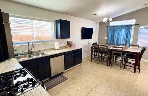 Skies West House | Spacious 4-bedroom house in terrific Albuquerque with AC