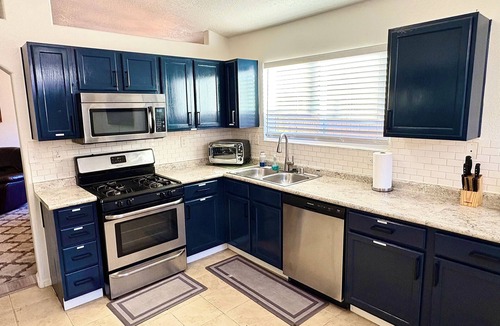 Skies West House | Spacious 4-bedroom house in terrific Albuquerque with AC