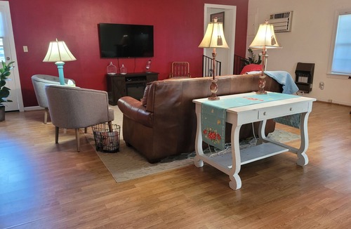 Brownsville House | Spacious 4-bedroom cottage with California King, that is pet friendly.