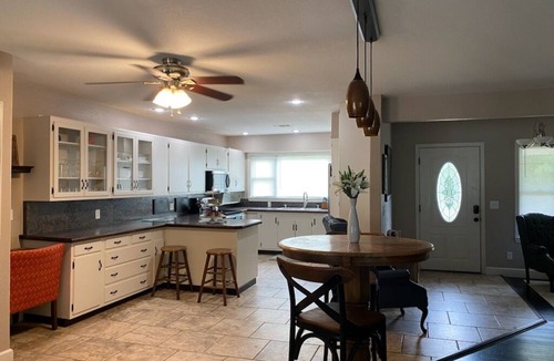 Clarksville House | Spacious 4 bedroom Downtown Clarksville