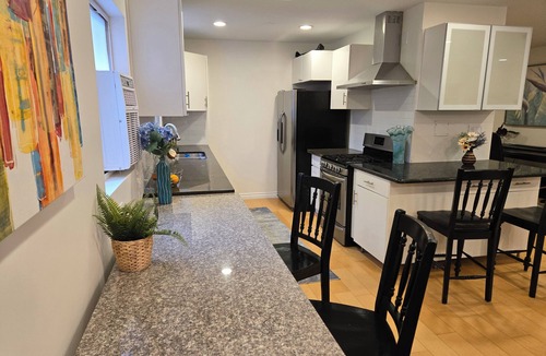 Encino House | Spacious 4-bedroom house in terrific Los Angeles with AC