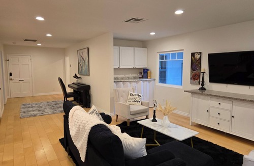 Encino House | Spacious 4-bedroom house in terrific Los Angeles with AC