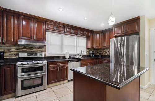 North Side House | Spacious 4-bedroom house 3-bathroom with AC and WiFi in charming Mount Vernon