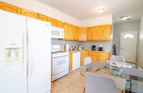 North Bergen Apartment | Spacious 4-Bedroom Retreat with NYC Vibes – Perfect for Large Groups!