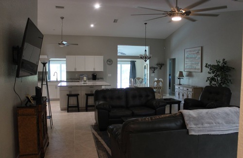 Broadmoor House | SPACIOUS 4 BEDROOMED HOME