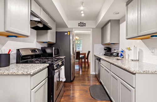 Heritage House | Spacious 4 bedroom with pool- minutes to Seaworld!
