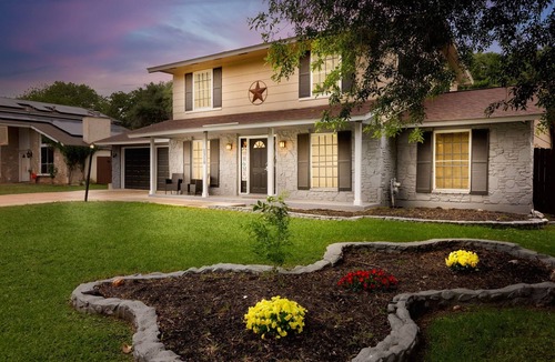 Heritage House | Spacious 4 bedroom with pool- minutes to Seaworld!