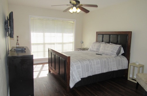 Garland House | Spacious 4 Bedroom Vacation Home 6 Beds