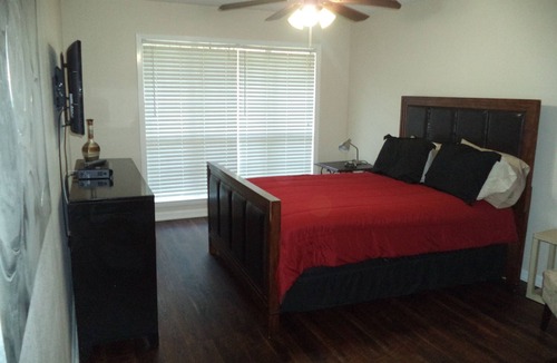 Garland House | Spacious 4 Bedroom Vacation Home 6 Beds