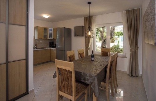Mastrinka Villa | Spacious 4-bedroom villa Calluna in wonderful Mastrinka with AC