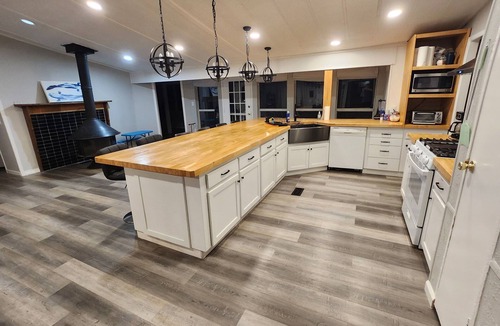 Oakhurst House | Spacious 4-bedroom waterfront house in charming Huntsville (welcome small pets)