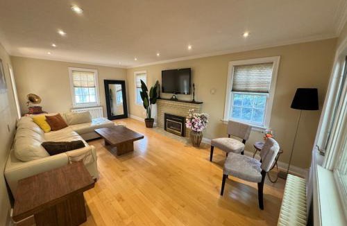 Newtonbrook House | Spacious 4-Bedrooms Friendly House Toronto-Parking