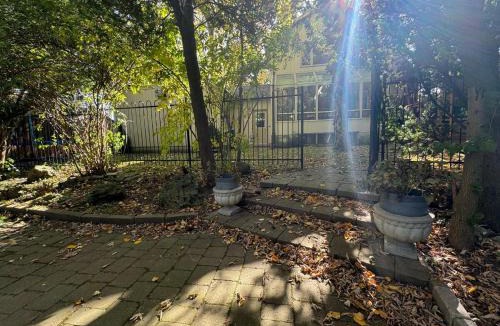 Newtonbrook House | Spacious 4-Bedrooms Friendly House Toronto-Parking