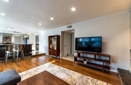 North Austin Civic Association House | Spacious 4-Bedrooms House with AC Near Domain & Q2, Sleeps 10, Patio + BBQ