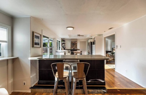 North Austin Civic Association House | Spacious 4-Bedrooms House with AC Near Domain & Q2, Sleeps 10, Patio + BBQ