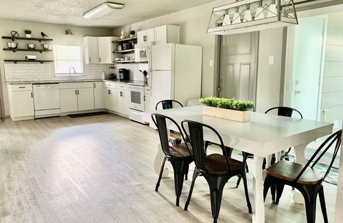 Lackland Terrace House | Spacious 4 Bedrooms-Family, Attractions, Lackland