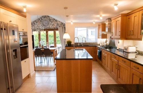 Waunlwyd House | Spacious 4 BR detached & parking