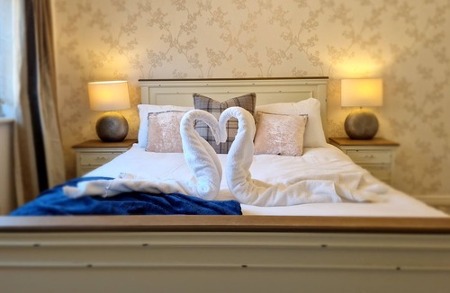 Waunlwyd House | Spacious 4 BR detached & parking