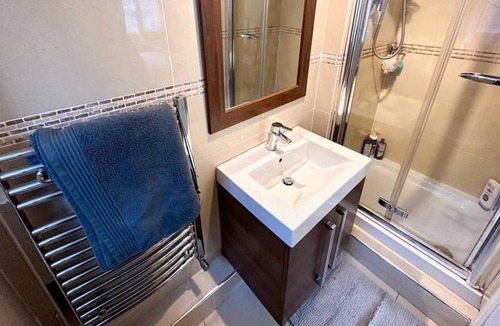 Waunlwyd House | Spacious 4 BR detached & parking