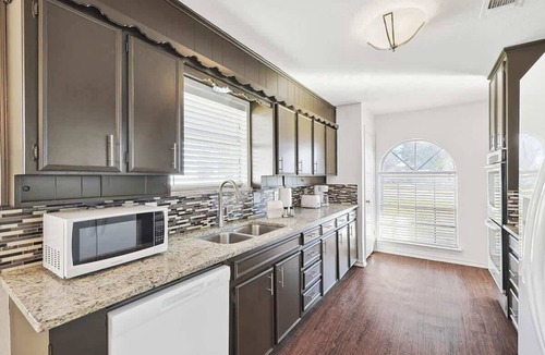Allen House | Spacious 4-BR Home Near Allen Outlets & Dining