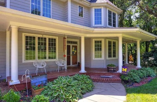 Saylorville House | Spacious 4-BR House, Quiet, Perfect for Groups!