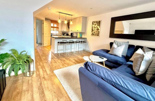 Didsbury House | Spacious 4-BR | Outdoor Seating | 2 Free Parking