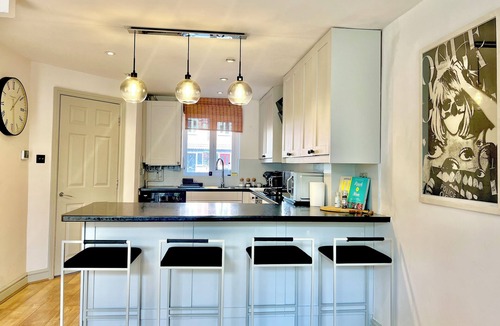 Didsbury House | Spacious 4-BR | Outdoor Seating | 2 Free Parking