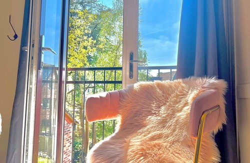 Didsbury House | Spacious 4-BR | Outdoor Seating | 2 Free Parking