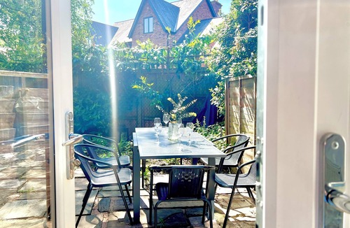 Didsbury House | Spacious 4-BR | Outdoor Seating | 2 Free Parking