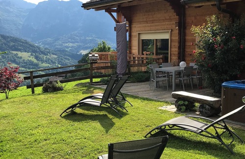 Manigod Ski Chalet | Spacious 4 * chalet with mountain views, jacuzzi and sauna, terrace