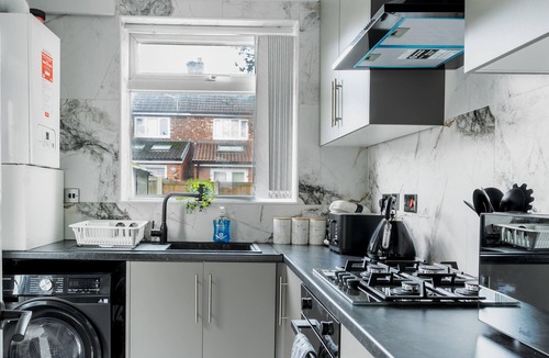 Didsbury House | Spacious 4-Bed Home near Didsbury