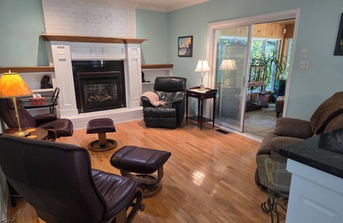 Ottawa Division House | Spacious 4-home near River, Parks, Paths
