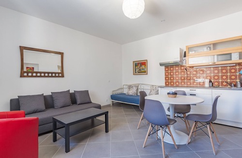Charleval Apartment | Spacious 44 m² Apartment in Village Center - No. 2