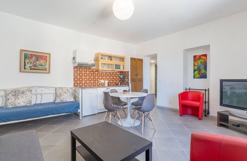Charleval Apartment | Spacious 44 m² Apartment in Village Center - No. 2