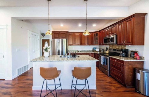 View Ridge House | Spacious 4b2b house/Partial lake views/Backyard