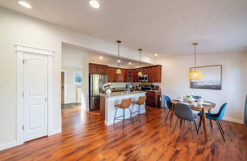 View Ridge House | Spacious 4b2b house/Partial lake views/Backyard