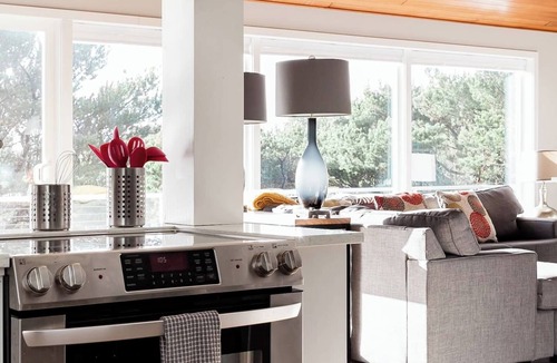 Manzanita House | Spacious 4BD Beach House - Pet-Friendly - Hot Tub!