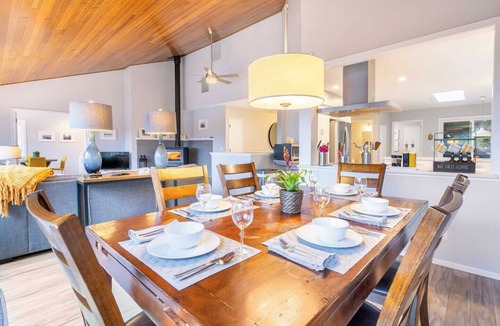 Manzanita House | Spacious 4BD Beach House - Pet-Friendly - Hot Tub!