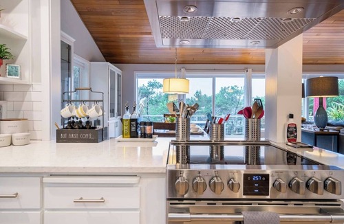 Manzanita House | Spacious 4BD Beach House - Pet-Friendly - Hot Tub!