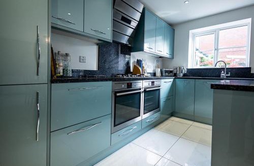 Romsey House | Spacious 4BD Home with Patio garden, BBQ & Parking