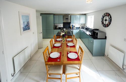 Romsey House | Spacious 4BD Home with Patio garden, BBQ & Parking