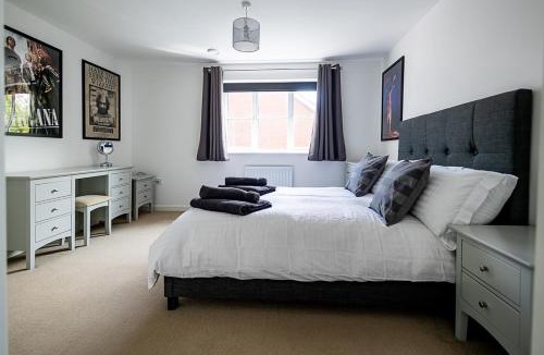 Romsey House | Spacious 4BD Home with Patio garden, BBQ & Parking