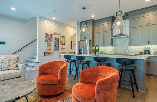 Eastwood Condo | Spacious 4bd minutes from Broadway - Sleeps 12!